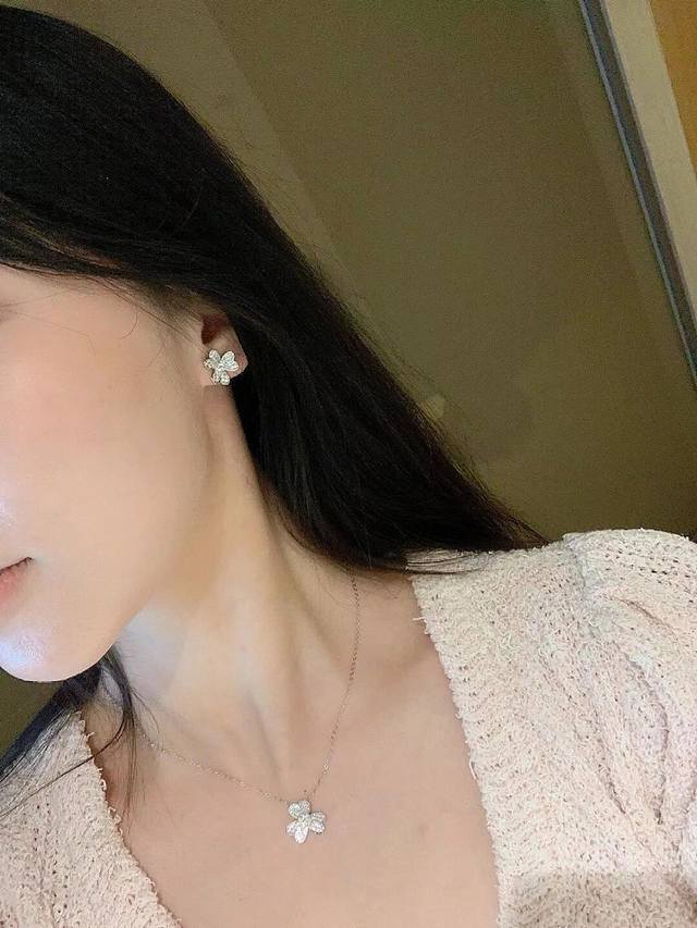 V Gold-Plated Mimi Gold Three-Leaf Clover Earrings. Extremely Elegant, Made Of P