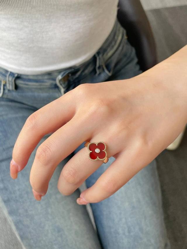 V Gold-Plated Four-Leaf Clover Red Agate High-End Jewelry Vca Van Cleef & Arpels