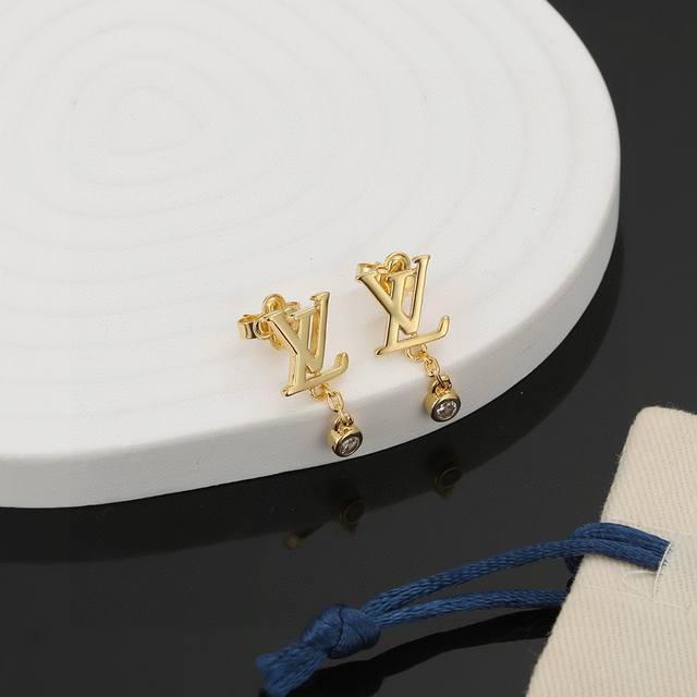 Louis Vuitton Ear Studs, Letter-Shaped Ear Studs, Crafted With Exquisite Artistr