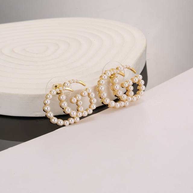 Gucci New Release Pearl Stud Earrings Made With Authentic Brass Material Paired