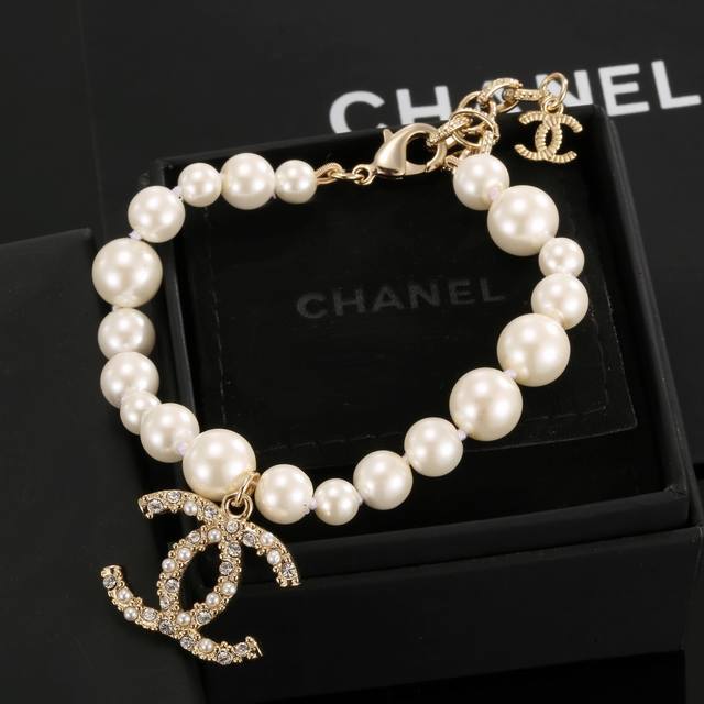 The Quality Is Impeccable! Chanel New Pearl Bracelet With Glass Pearls And Small