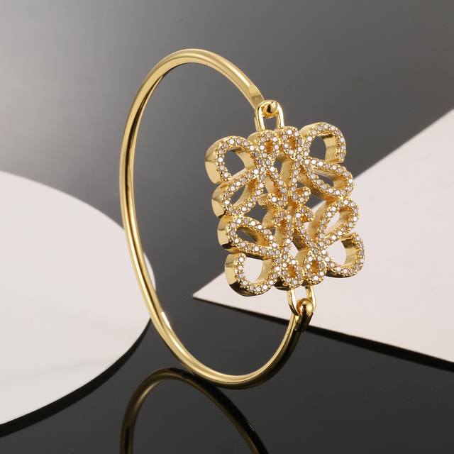 Best-Selling Loewe Bracelet With An Amazing Design, Truly Artistic! Its Logo Is