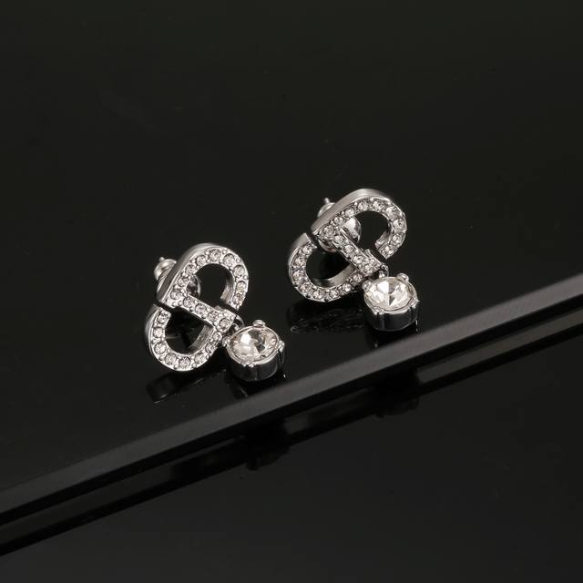 Dior's Hottest New Ear Studs, Newly Released Cd Letter Retro Ear Studs. Not The