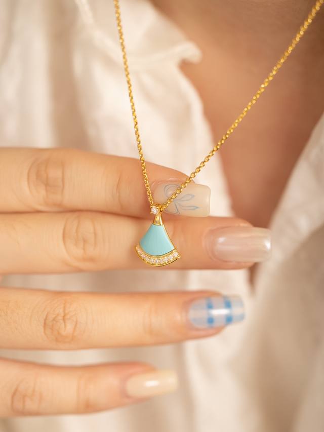 No Further Introduction Needed, The Classic Small Fan-Shaped Gold-Plated Diamond