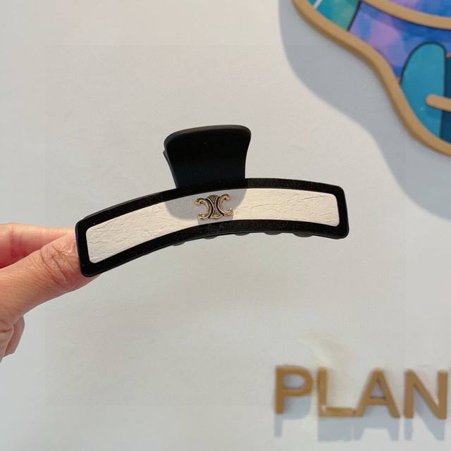 With Packaging Celine Triumph Arch New Retro Leather Grab Clip Duckbill Hairpin,