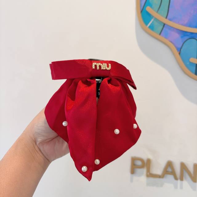 With Packaging: Miu Miu New Handmade Trendy Hair Clip, Fashionable Letter-Shaped