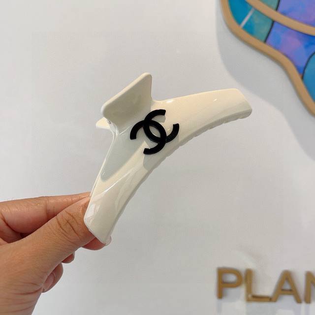 With Packaging Chanel New Handmade Influencer-Recommended Hair Clip, High-End Le