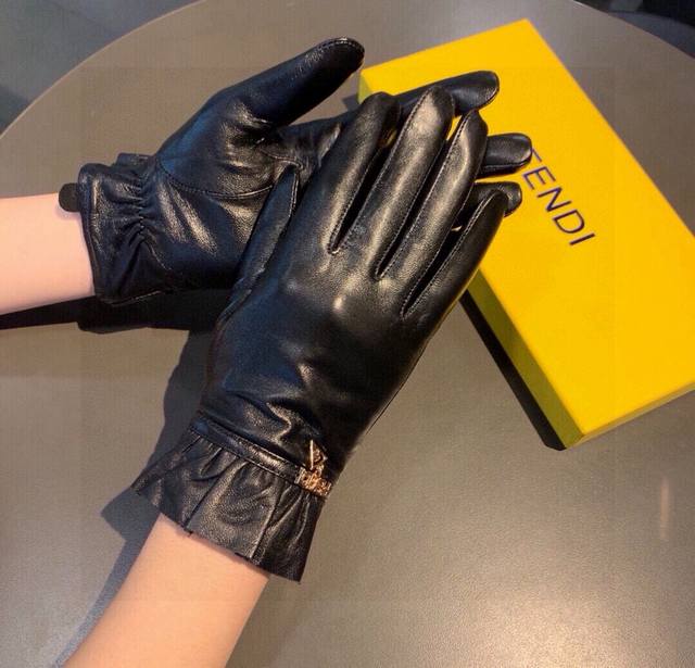 Fendi 2025 Fall/Winter Wavy Pattern Original Hardware Grade 1 Sheepskin Gloves W