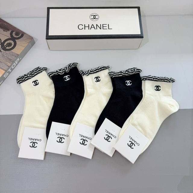 With Packaging, One Box Contains 5 Pairs. Chanel New Embroidered Mid-Calf Socks,
