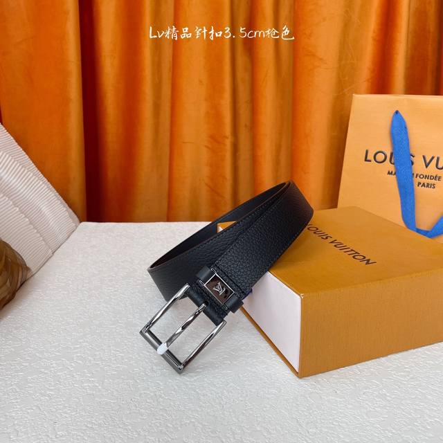 Louis Vuitton Classic Original Quality, Classic Alligator-Textured Surface With