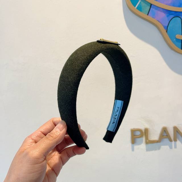 With Packaging Prada Fall/Winter New Woolen Trendy Letter Hairband. A Must-Have