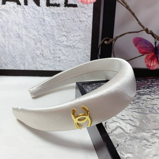 Chanel Small Chanel Hairband Ultra-Tall Crown Logo Luxury-Style Hairband Elegant