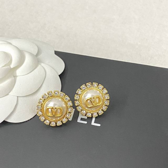 Valentino Earring Bestseller Newly Launched! Valentino Full-Diamond Pearl Earrin