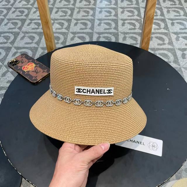 Chanel 2025 New Chain-Woven Flat-Top Straw Hat, A Must-Have For Street Style, Pe