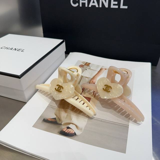 With Packaging Box Chanel Latest-Style Small Chanel Heart-Shaped Hair Clip, Supe