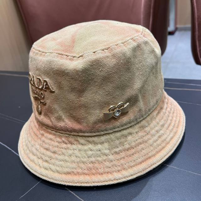 Prada Summer New Arrival, High-End Brand, Perfect For Styling! A Must-Have For O