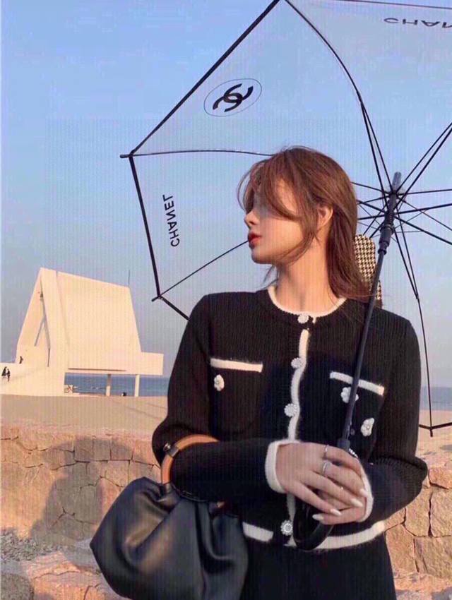 Fashion Influencers Must-Have: An Outstanding And Unique Umbrella. I Absolutely