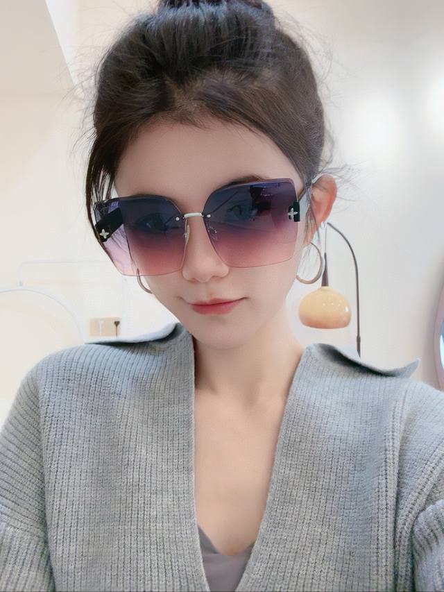 Lv 2025 New Women's Square Frame Sunglasses Driving Sunglasses New Frameless Sun