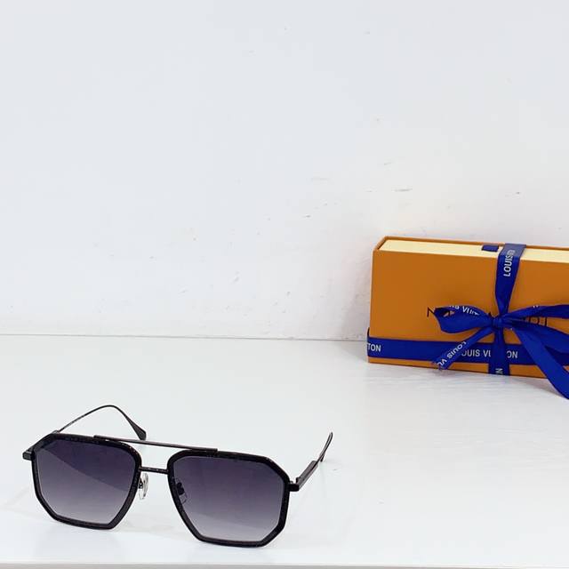 Louis Vuitton Model: Z1318 Size: 56 19-145