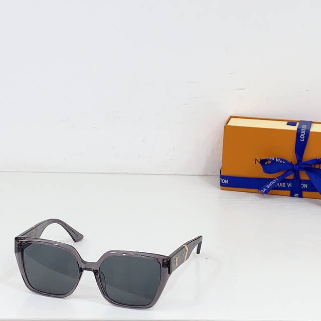 Louis Vuitton Model: Z1869 Size: 53Mm 22-145