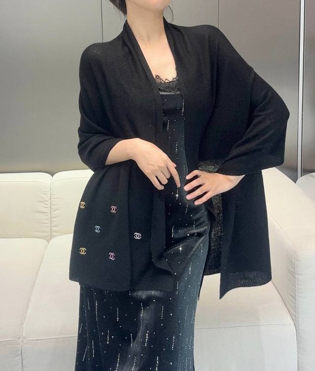 4 Bead Series Best-Selling Ultra-Black Size: 65X180Cm Composition: 60% Cashmere,