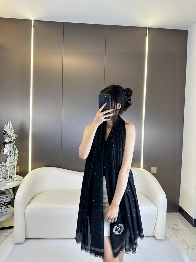 Hot New Arrival! Chanel's Masterpiece, A Must-Have Item. This Scarf Has Been Hig