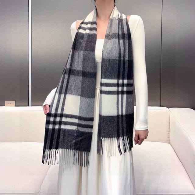New Arrival! Burberry 100% Cashmere Scarf For Both Men And Women! Stunning! Beau