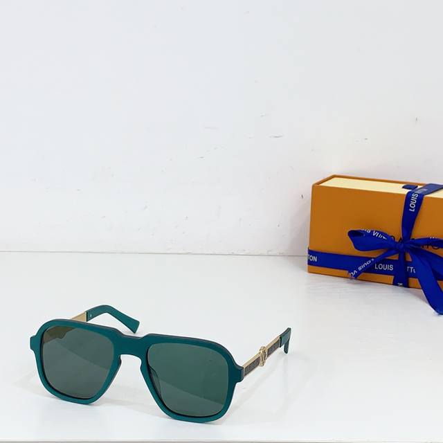 Louis Vuitto* Mod: Z0102 Size: 54-22-145