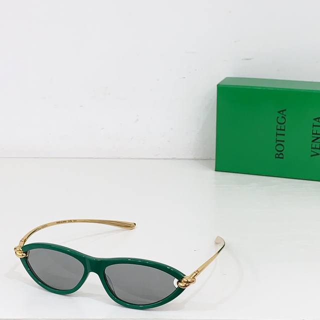 Bottega Venet* Model: Bv1390S Size: 56 X 14-145