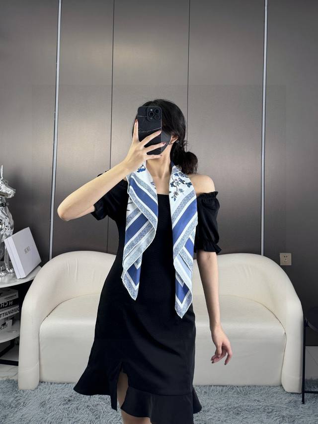 Product Name: Mexican Flowers Material: Silk Dimensions: 90X90 Colors: Blue, Pin
