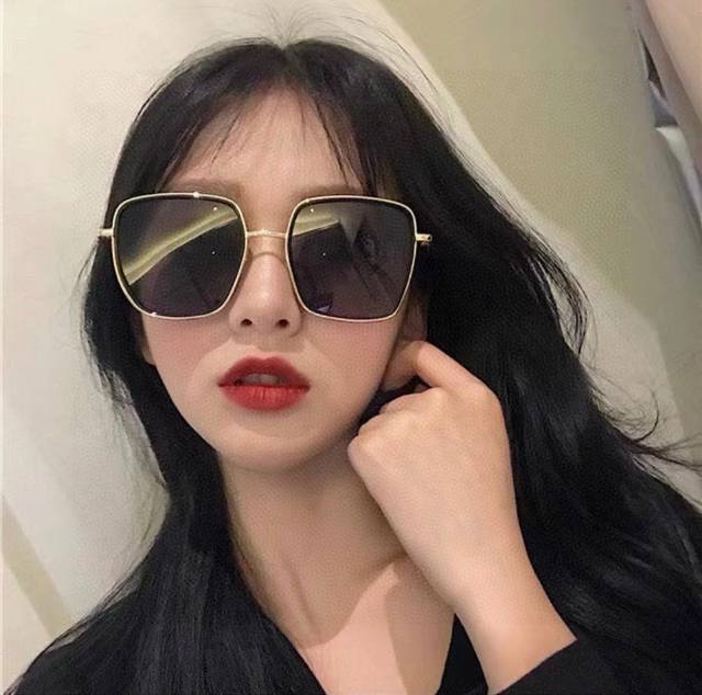Gucci 2025 Spring New Arrival Sunglasses, Popular Among Influencers, Exuding A P