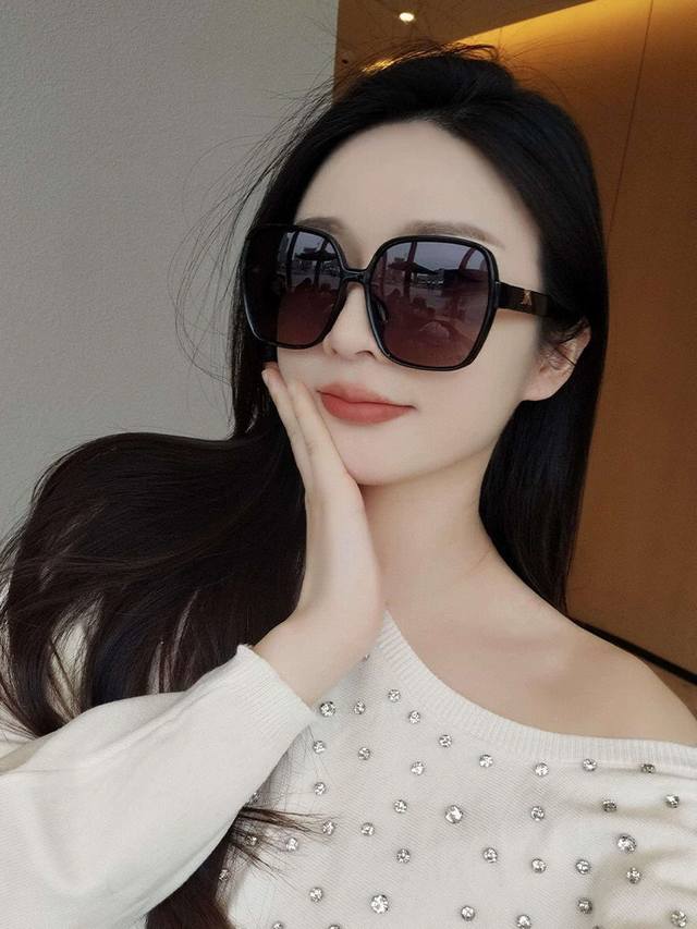 Chanel 2025 Spring New Arrival, Trendy Bestseller, Fashionable Square-Frame Pola