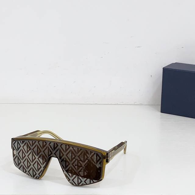Dior* Model: Cd Diamond M1U Size: 137Mm 0-145