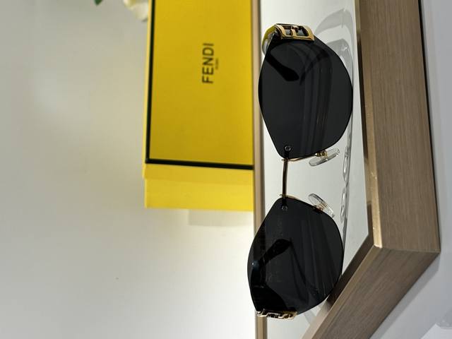 Fendi Model: Fe40159U Size: 99Mm 17-145