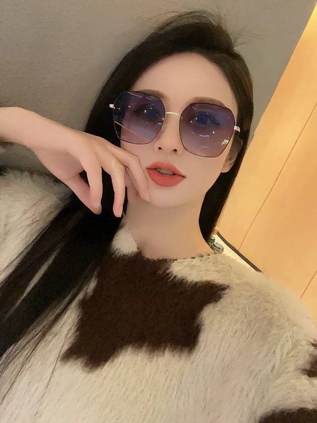 Gucci 2025 Spring New Arrival Saddle Buckle Temple Series Sunglasses, Elegant Sq