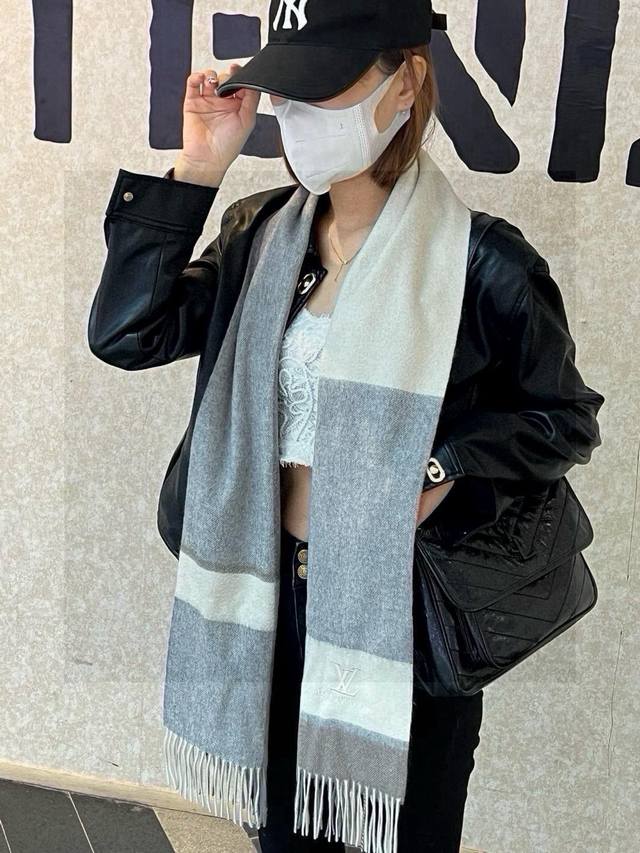 Premium Recommendation: Lv New Arrival Couple's Style Cashmere Scarf Crafted Fro