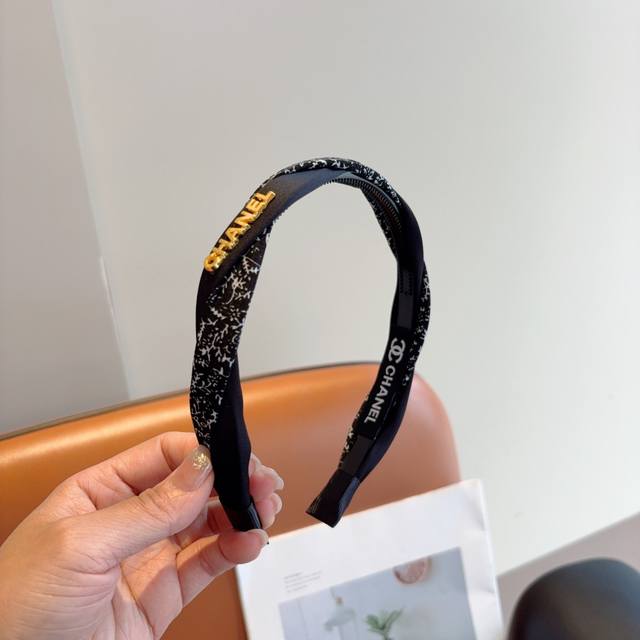 With Packaging Chanel New Arrival Elegant Letter Hairband, Retro Influencer-Love