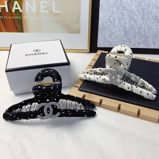 Chanel Chanel Hair Clip Polka Dot Logo Small Hair Clip Elegant And Versatile Dai