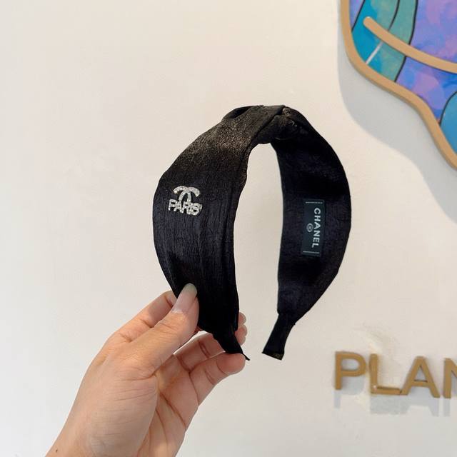 With Packaging Chanel Chanel New Exquisite Letter Wide-Brimmed Hairband, Retro I