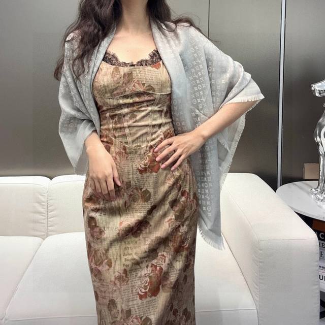 Freshly Released Amazing Small Shawl! The Shawl Measures An Uncommon 120Cm X 120