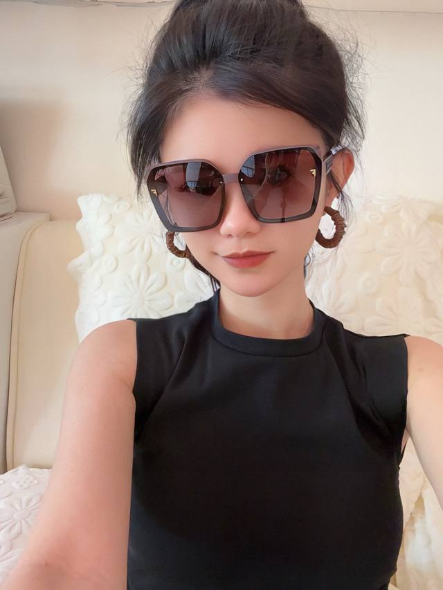 Fendi 2025 Spring New Arrival, Trendy Bestseller, Fashionable Square Polarized S