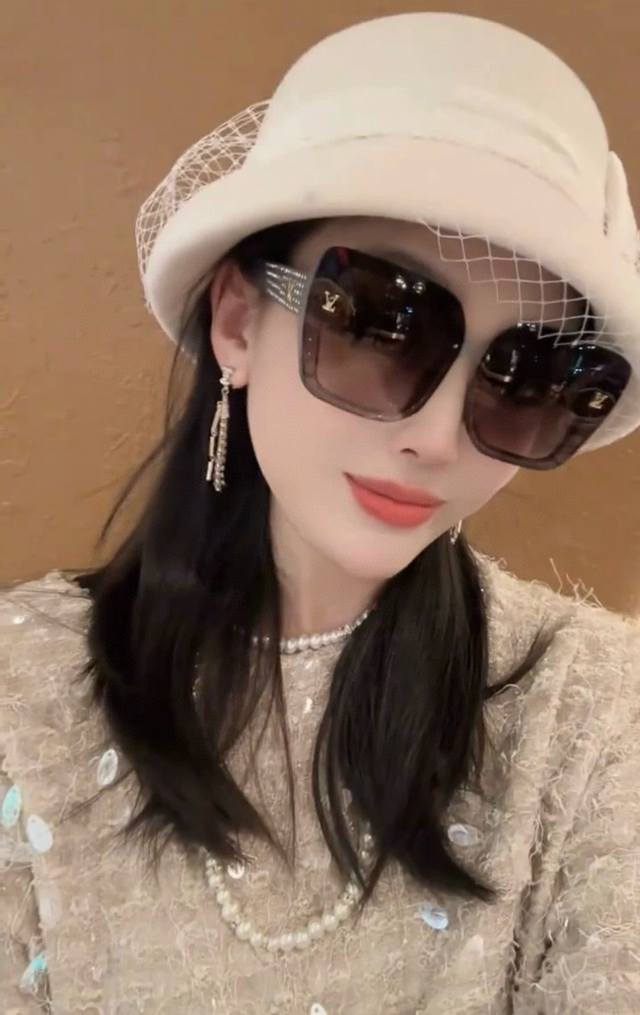 Lv 2025 Spring New Arrival, Trendy Bestseller, Fashionable Square Frame Sunglass