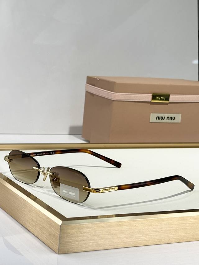 Miu Mi* Mod: Vmu50A Retro-Style Sunglasses With A Nerdy Vibe