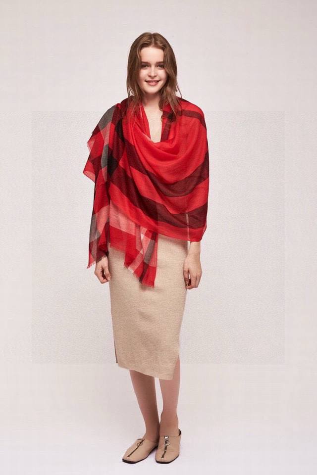 Burberry Lightweight Checkered Scarf Latest Model Now Available. Exquisite Horse