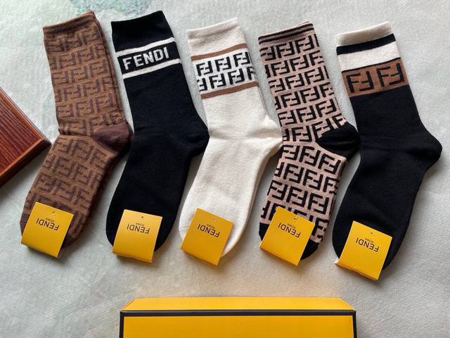 Special Fendi New Women's Mid-Calf Rabbit Fur Socks Highlight: Rabbit Fur Materi