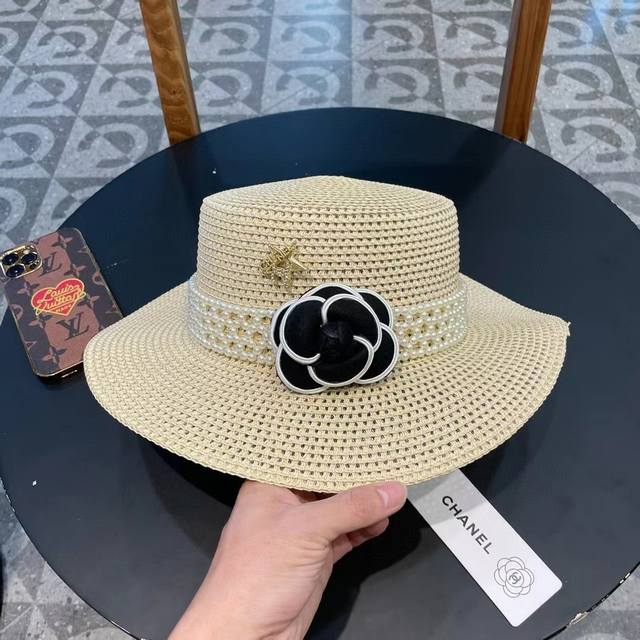 Chanel 2025 New Camellia Pearl Chain Woven Flat-Top Straw Hat, A Must-Have For A