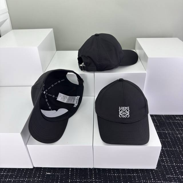 Limited Edition Loewe~Bloggers' Favorite Embroidered Baseball Cap, Exuding A Tre