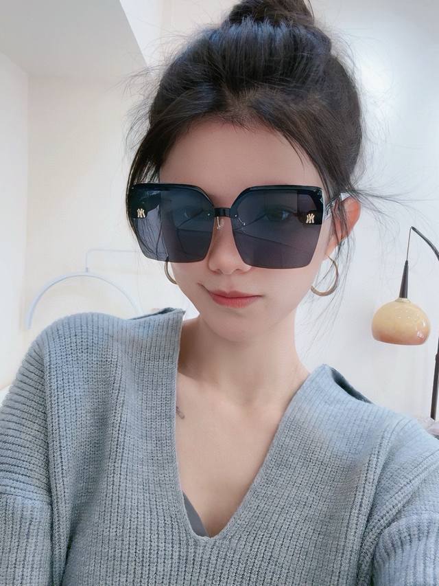 Polarized Series Gucci's Classic Square Frame Design Suits All Face Shapes, And
