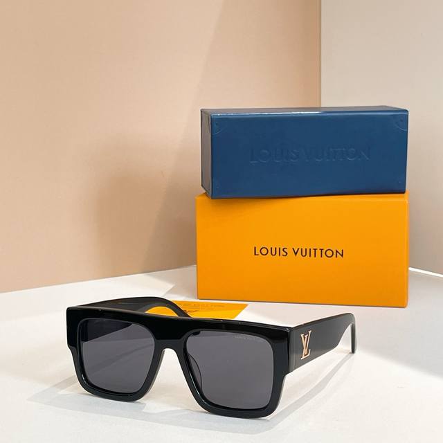 Louis Vuitto*Model: Z2125W Size: 53 Inches 22-145
