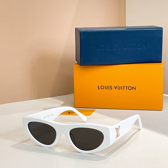 Louis Vuitto*Model: Z2181U Size: 53 Inches 22-145